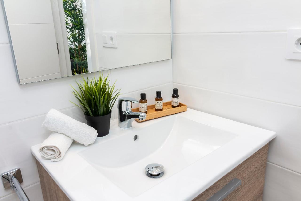 Homeforguest Modern And Recently Renovated Apartment In Arona Arona  Bagian luar foto