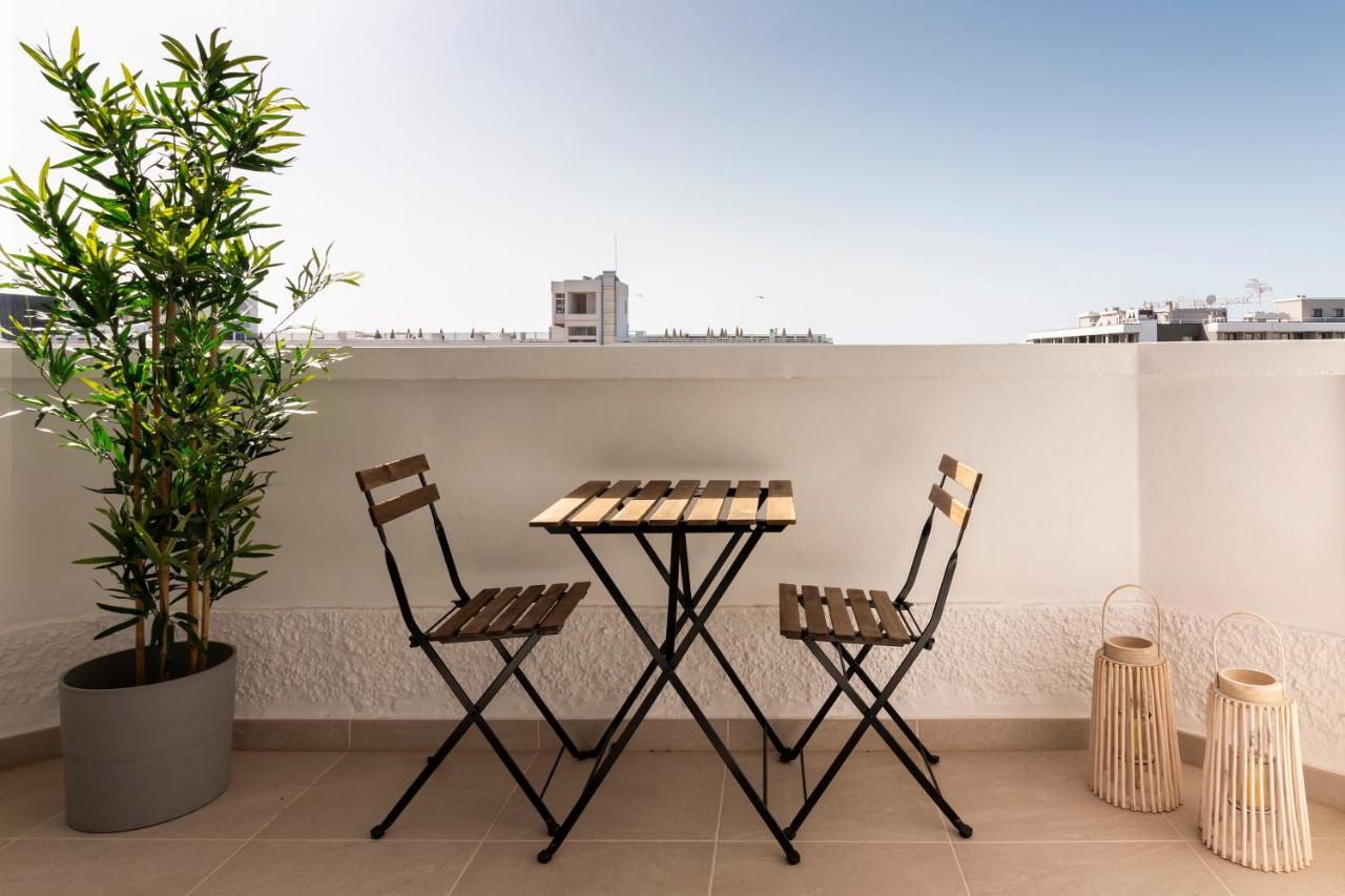 Homeforguest Modern And Recently Renovated Apartment In Arona Arona  Bagian luar foto