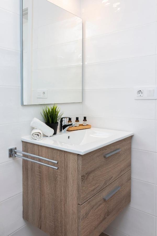 Homeforguest Modern And Recently Renovated Apartment In Arona Arona  Bagian luar foto