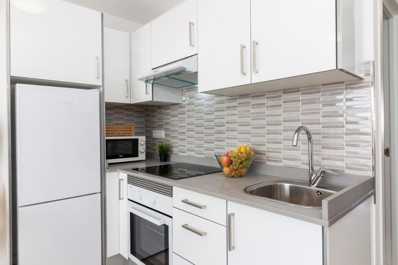 Homeforguest Modern And Recently Renovated Apartment In Arona Arona  Bagian luar foto