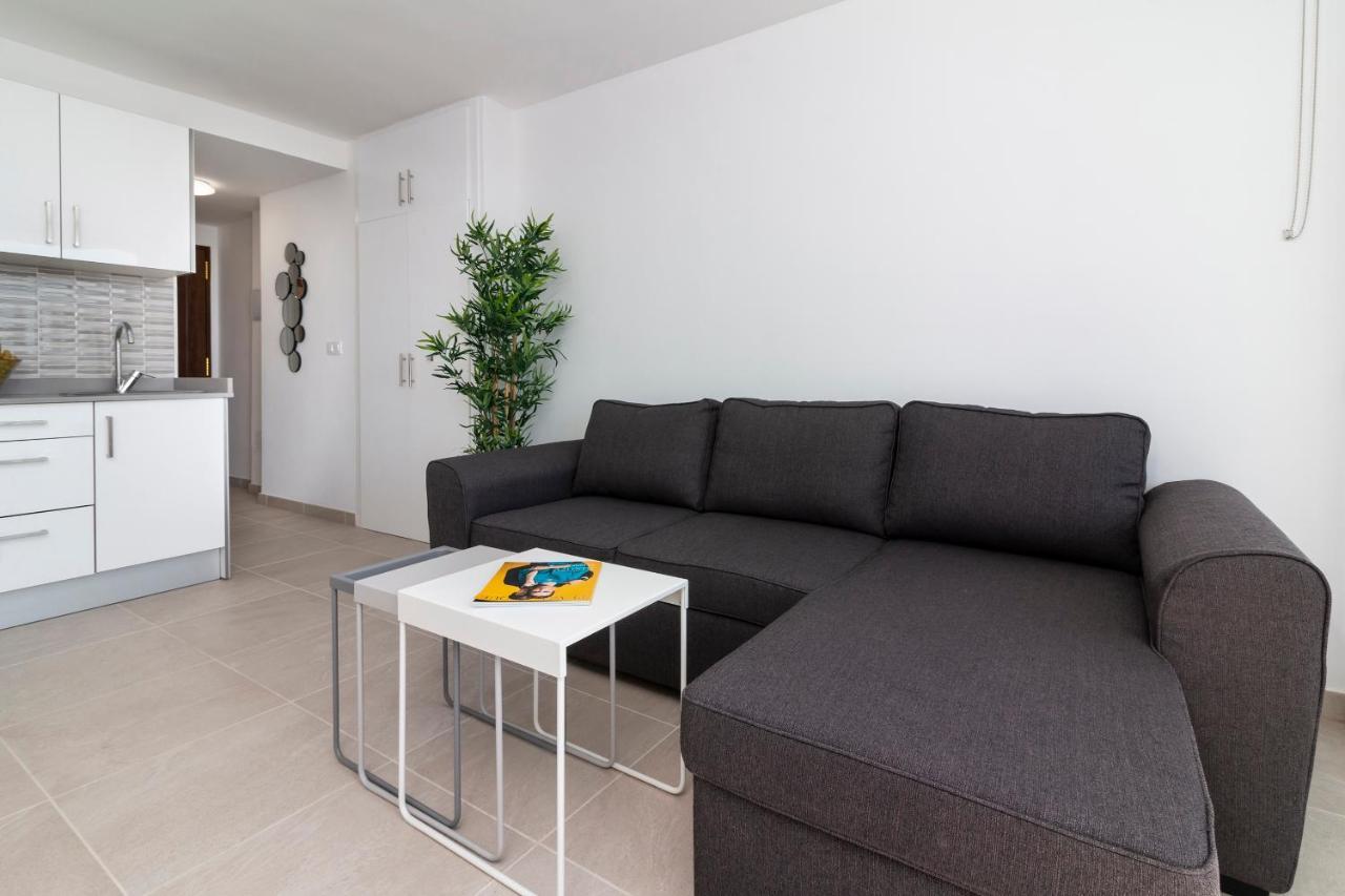 Homeforguest Modern And Recently Renovated Apartment In Arona Arona  Bagian luar foto