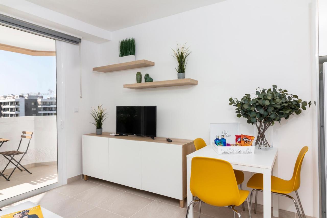 Homeforguest Modern And Recently Renovated Apartment In Arona Arona  Bagian luar foto