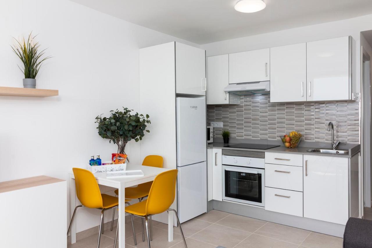Homeforguest Modern And Recently Renovated Apartment In Arona Arona  Bagian luar foto