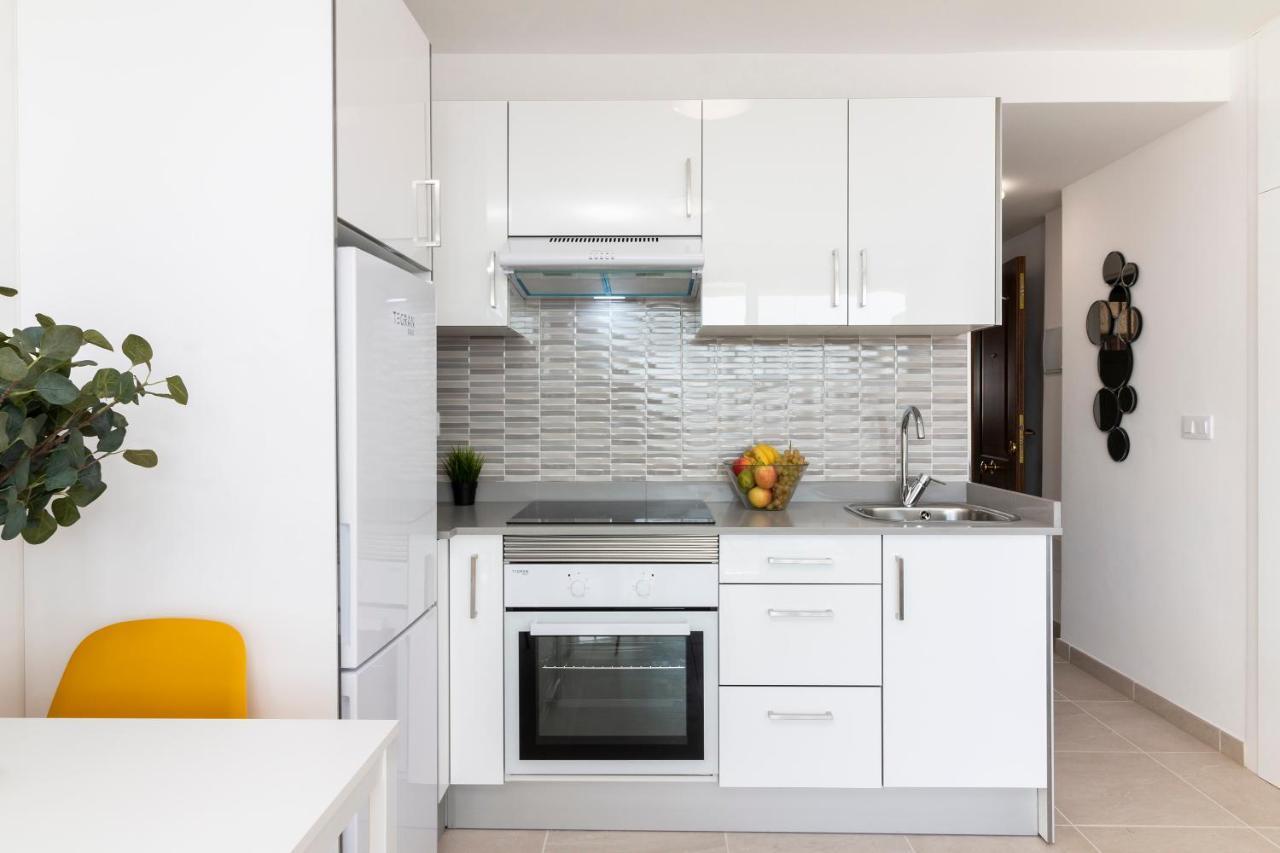 Homeforguest Modern And Recently Renovated Apartment In Arona Arona  Bagian luar foto